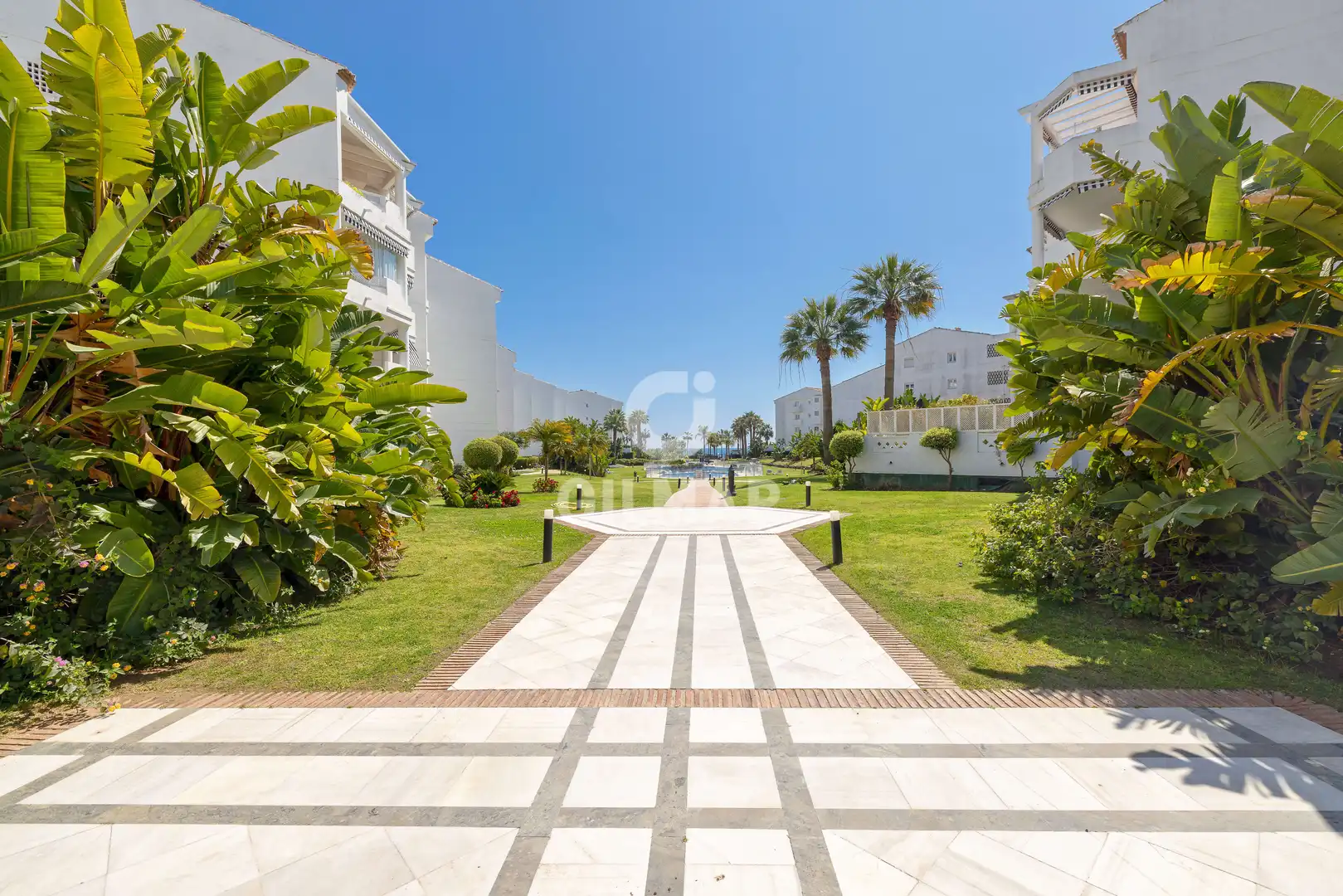 Vista exterior de Apartament en venda en Marbella amb Calefacció, Jardí privat i Traster