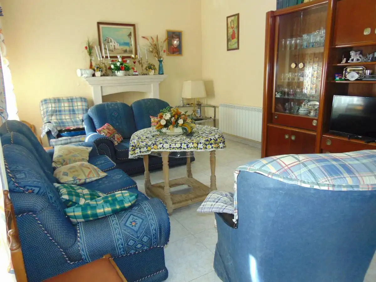 Sala de estar de Casa o chalet en venta en San Carlos del Valle con Calefacción, Terraza y Trastero