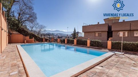EXCLUSIVO PISO CON JARDÍN PRIVATIVO EN UNA DE LAS MEJORES URBANIZACIONES DE GRANADA