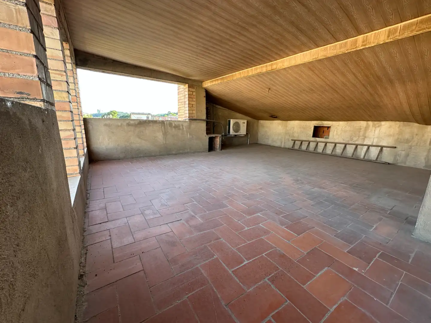 Terrasse von Einfamilien-Reihenhaus zum Verkauf in Pallejà mit Klimaanlage, Heizung und Privatgarten