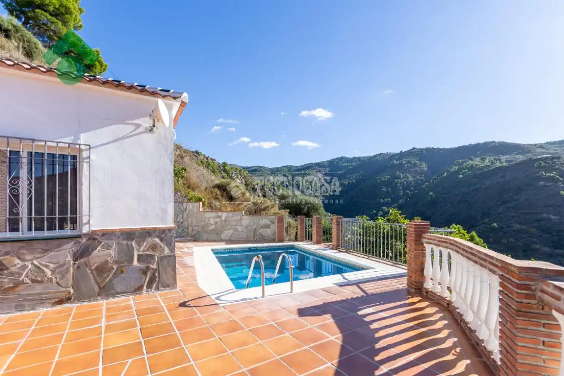 Vista exterior de Finca rústica en venda en Nerja amb Piscina