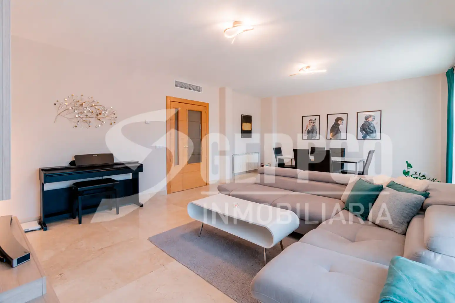Sala de estar de Casa adosada en venta en Alcalá de Henares con Calefacción, Terraza y Piscina comunitaria