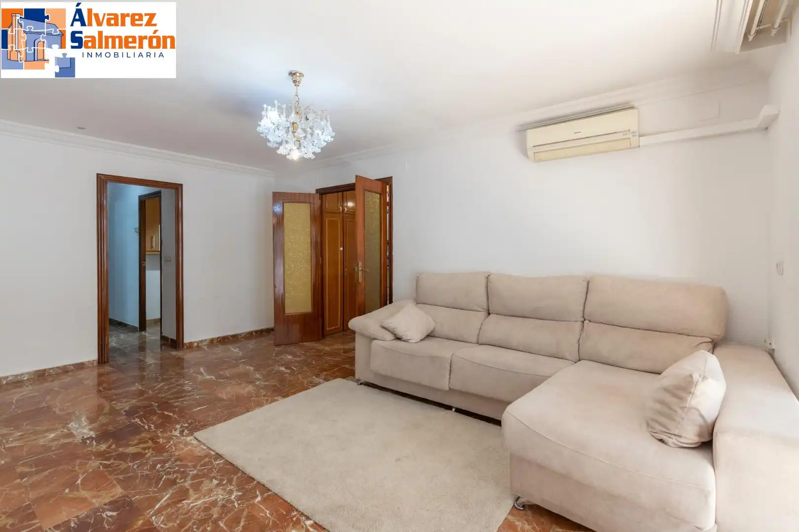 Sala d'estar de Pis en venda en Granada amb Calefacció i Terrassa
