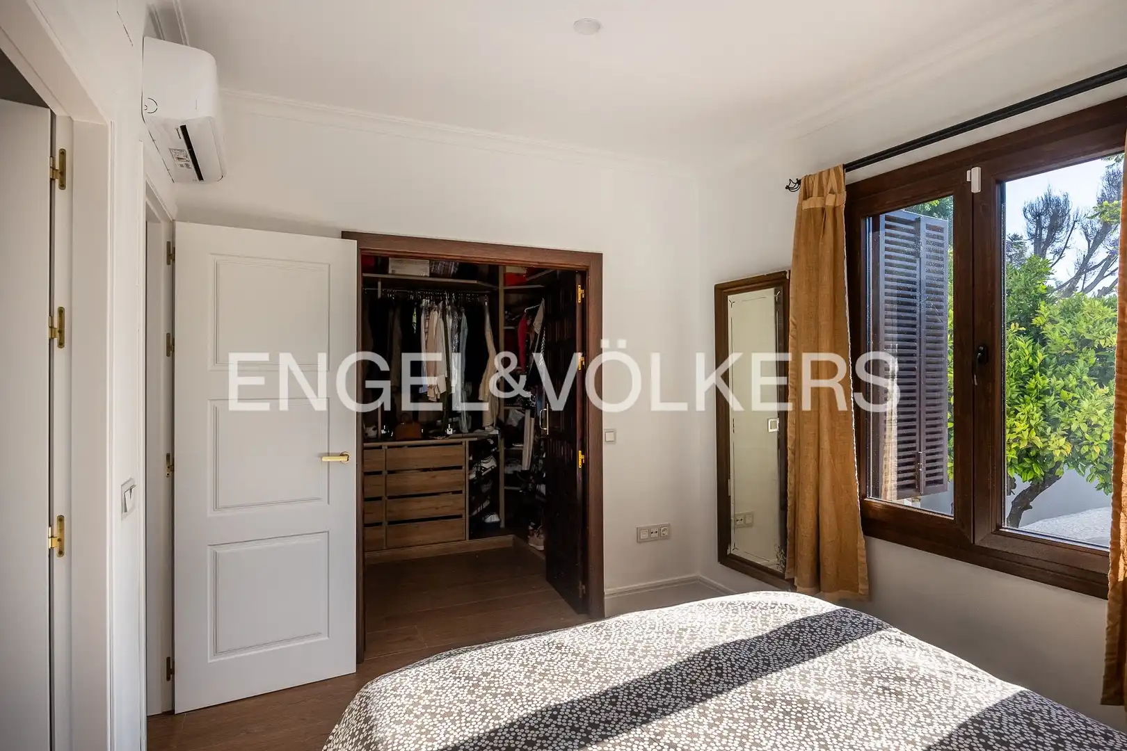 Bedroom of Houses for sale in Valencina de la Concepción  with Air Conditioner, Heating and Private garden