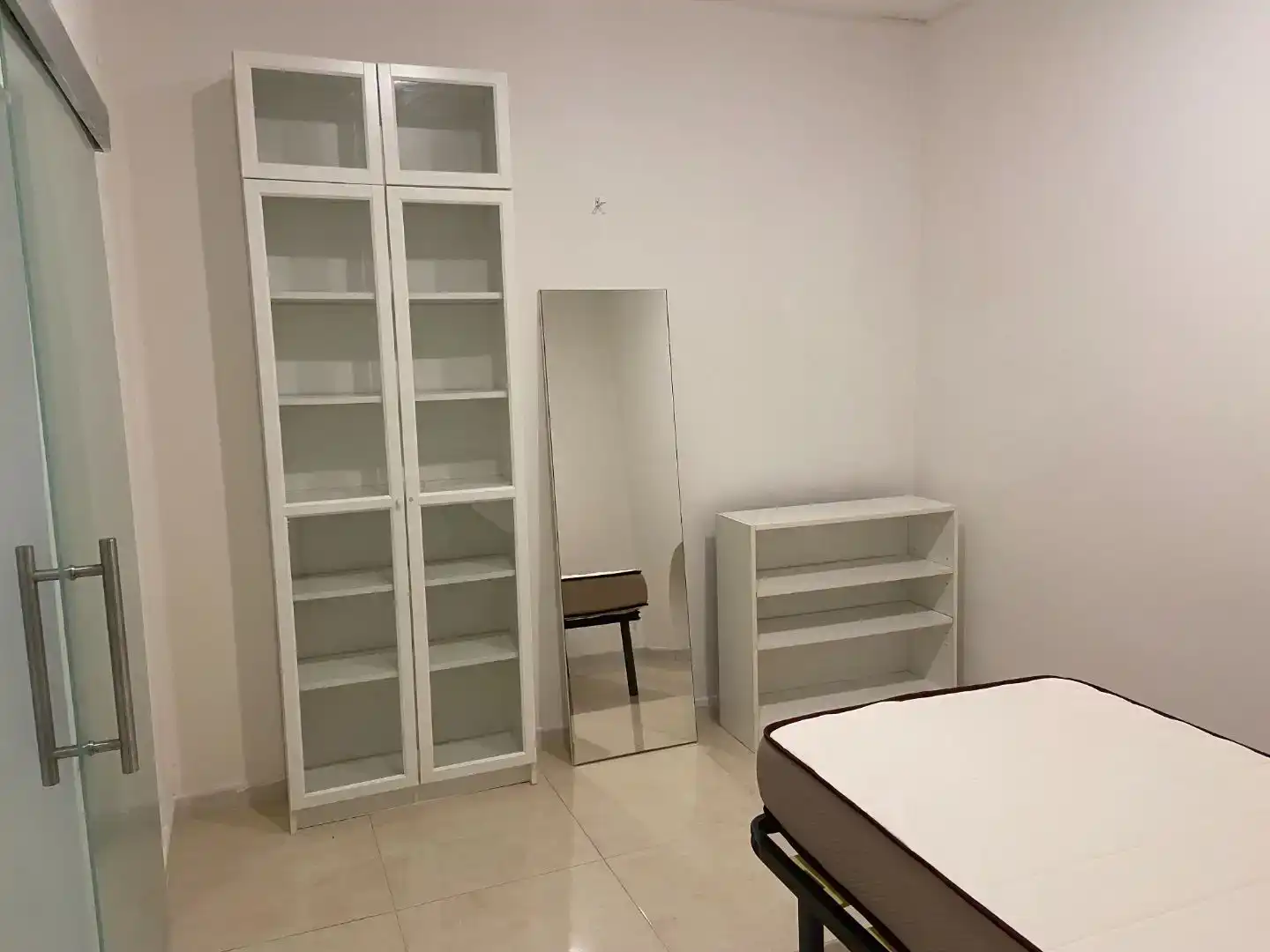 Schlafzimmer von Erdgeschoss zur Miete in  Madrid Capital