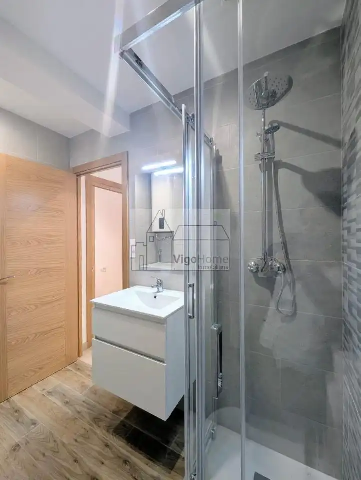 Baño de Piso de alquiler en Vigo  con Calefacción, Terraza y Amueblado