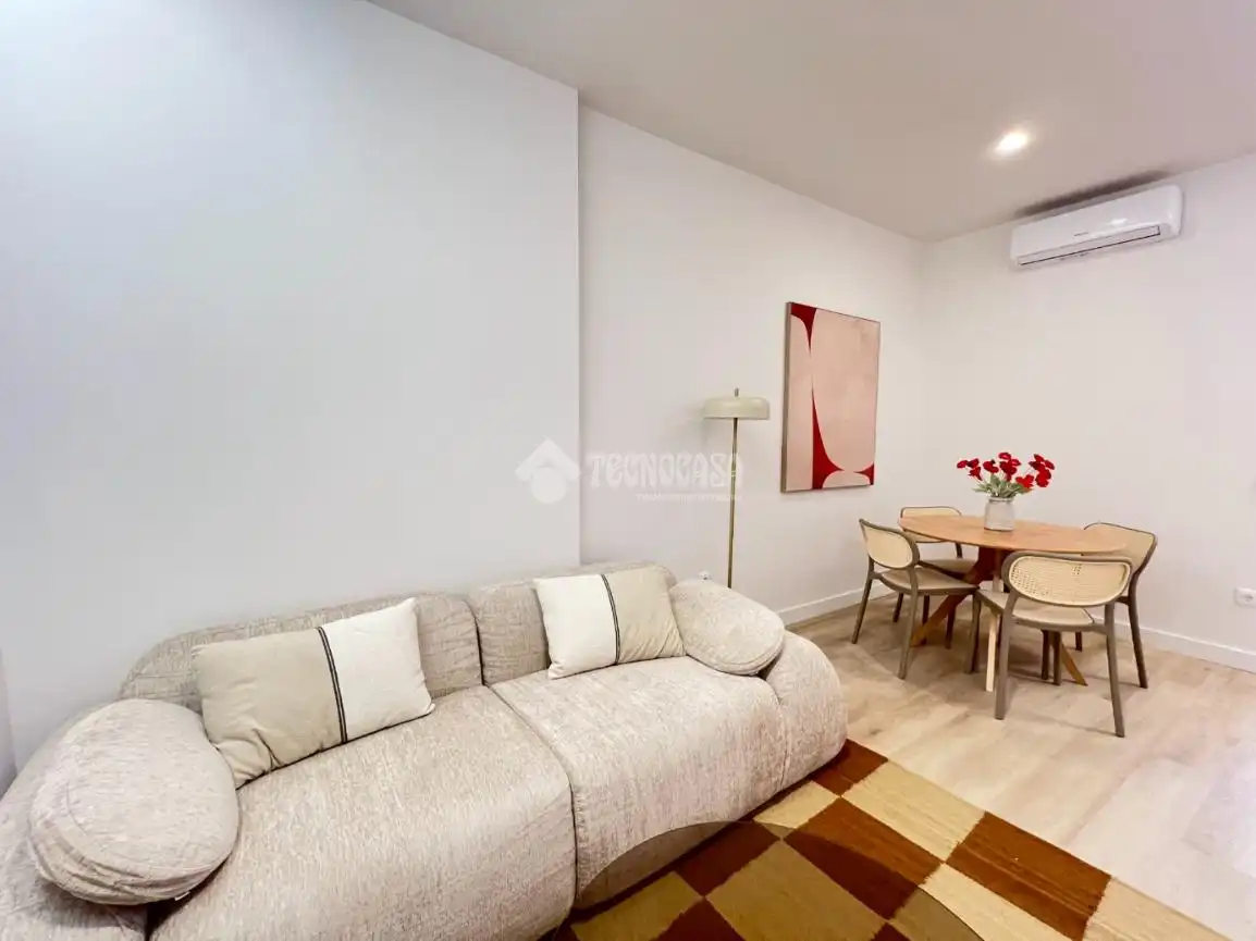 Sala d'estar de Pis en venda en Madrid amb Aire condicionat