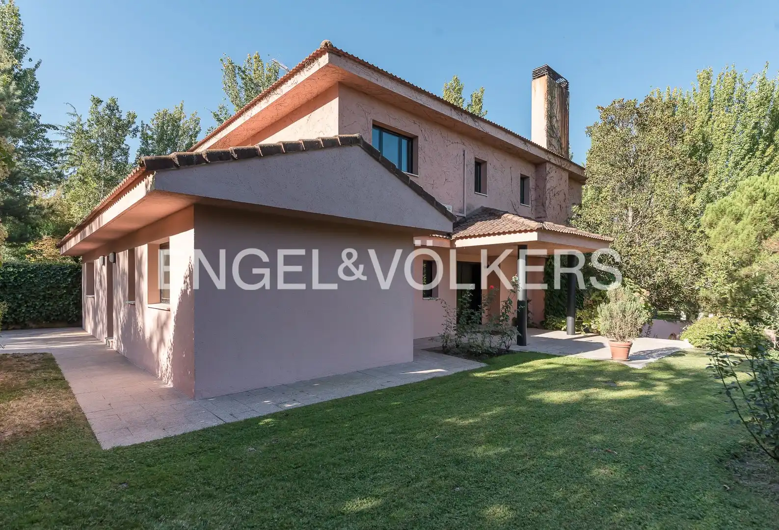 Vista exterior de Casa o xalet en venda en Pozuelo de Alarcón amb Aire condicionat, Calefacció i Jardí privat