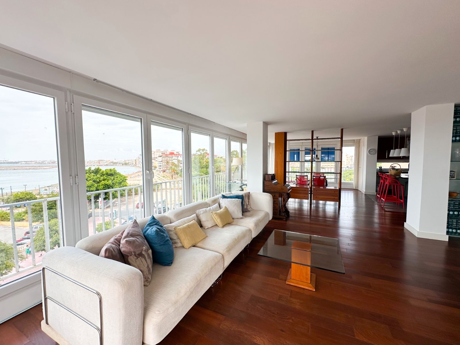 Living room of Flat to rent in Torrevieja  with Parquet flooring, Terrace and Swimming Pool