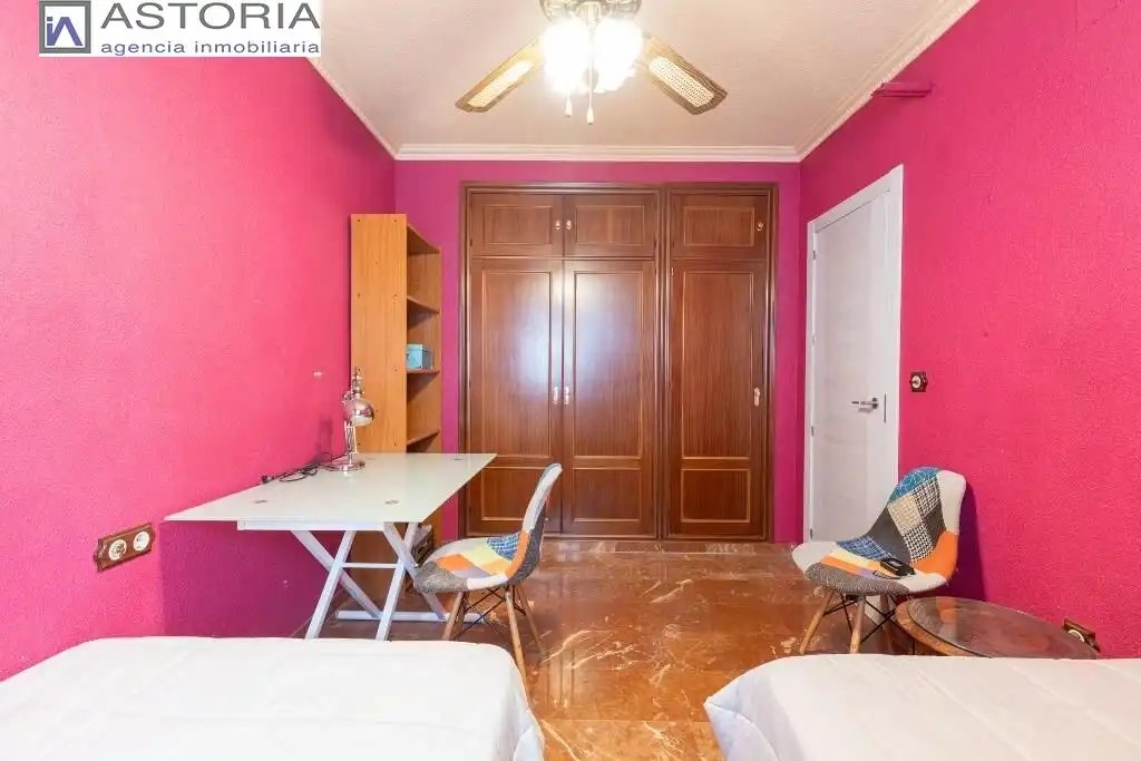 Dormitori de Casa adosada en venda en Granada amb Terrassa i Piscina comunitària