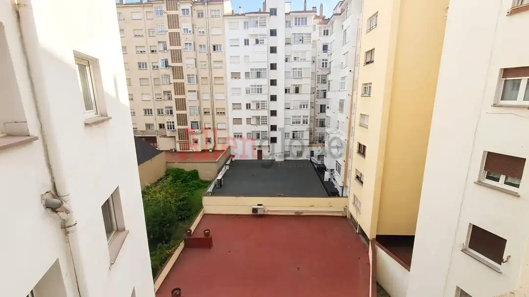 Dormitori de Pis en venda en Oviedo  amb Calefacció, Terrassa i Traster