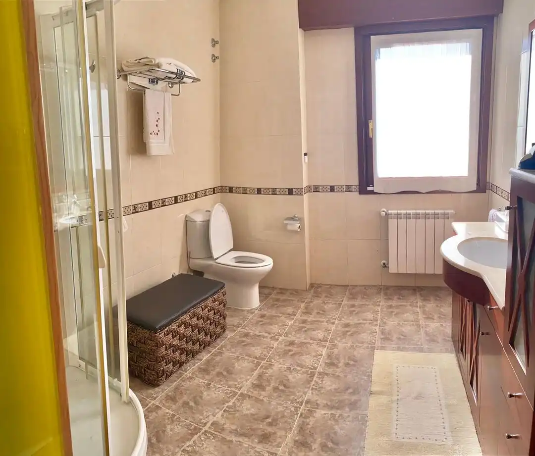 Bany de Casa o xalet en venda en Vitoria - Gasteiz amb Calefacció, Jardí privat i Terrassa