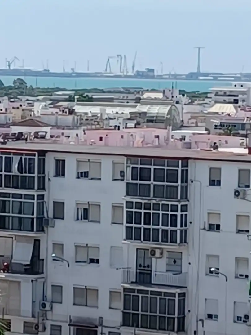 Vista exterior de Àtic en venda en El Puerto de Santa María amb Aire condicionat, Terrassa i Traster