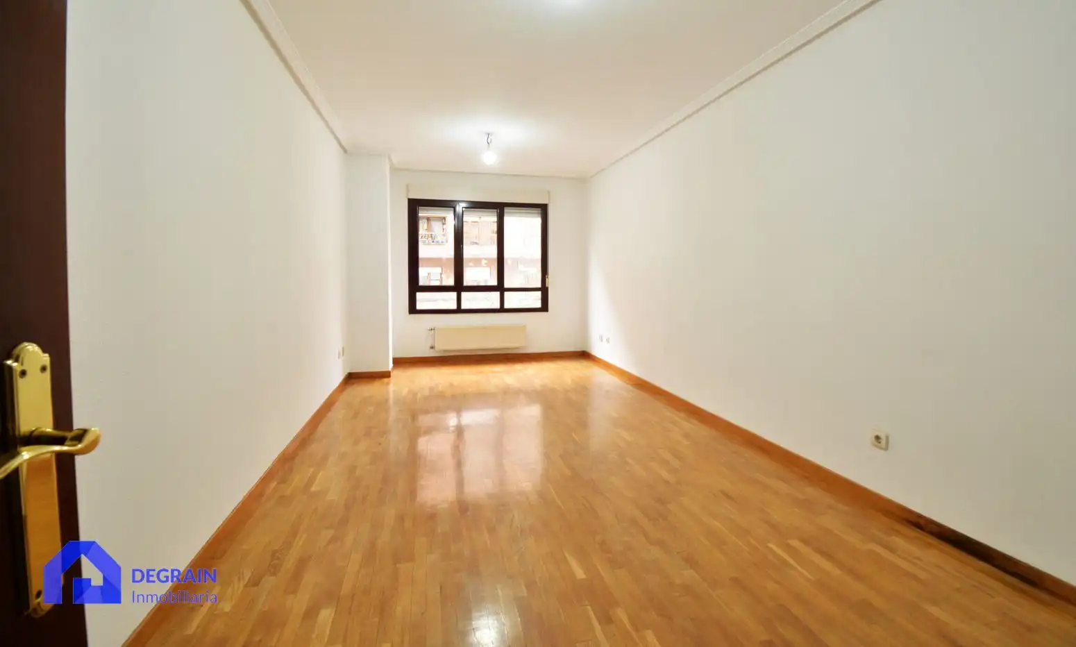Sala d'estar de Pis en venda en Oviedo  amb Traster