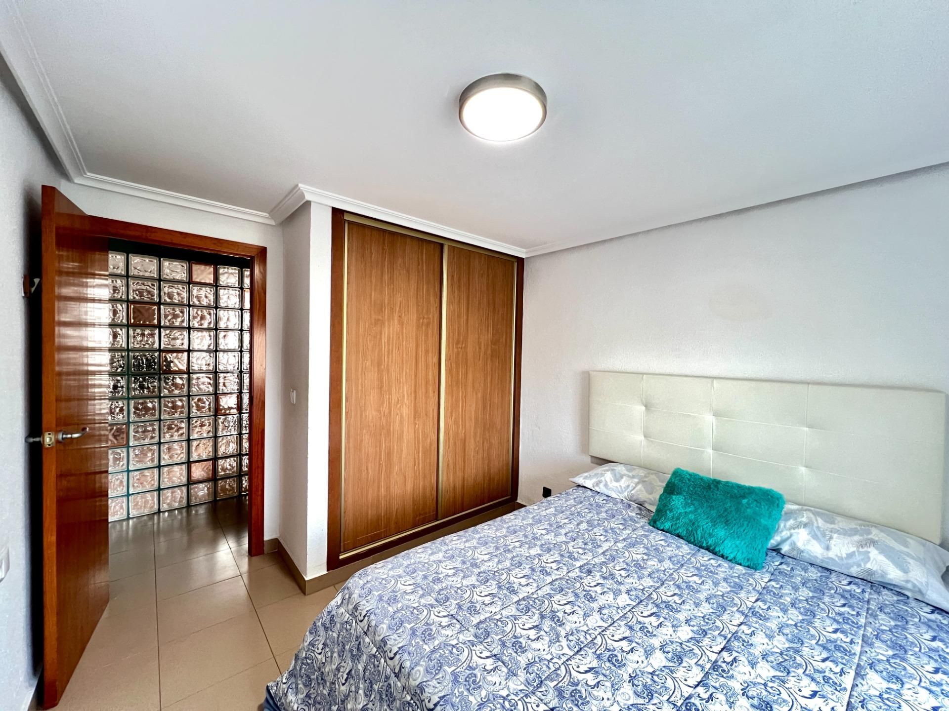 Habitación de Piso en venta en Alicante / Alacant con Aire acondicionado, Terraza y Balcón