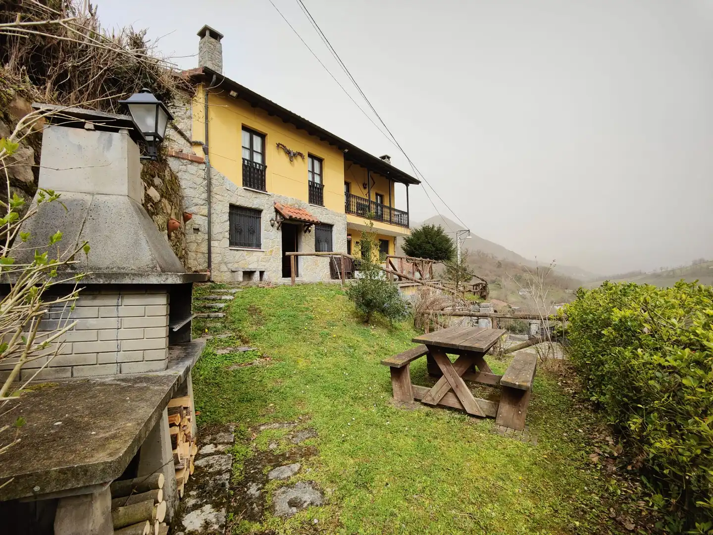 Vista exterior de Casa o chalet en venta en Quirós con Jardín privado, Amueblado y Balcón