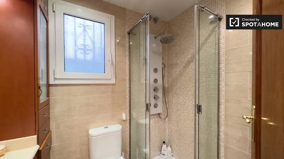 Bathroom of Flat for rent in Barcelona  with Air Conditioner, Heating and Furnished