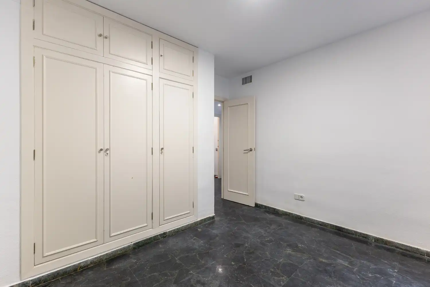 Flat for sale in Valencia  with Air Conditioner, Heating and Balcony
