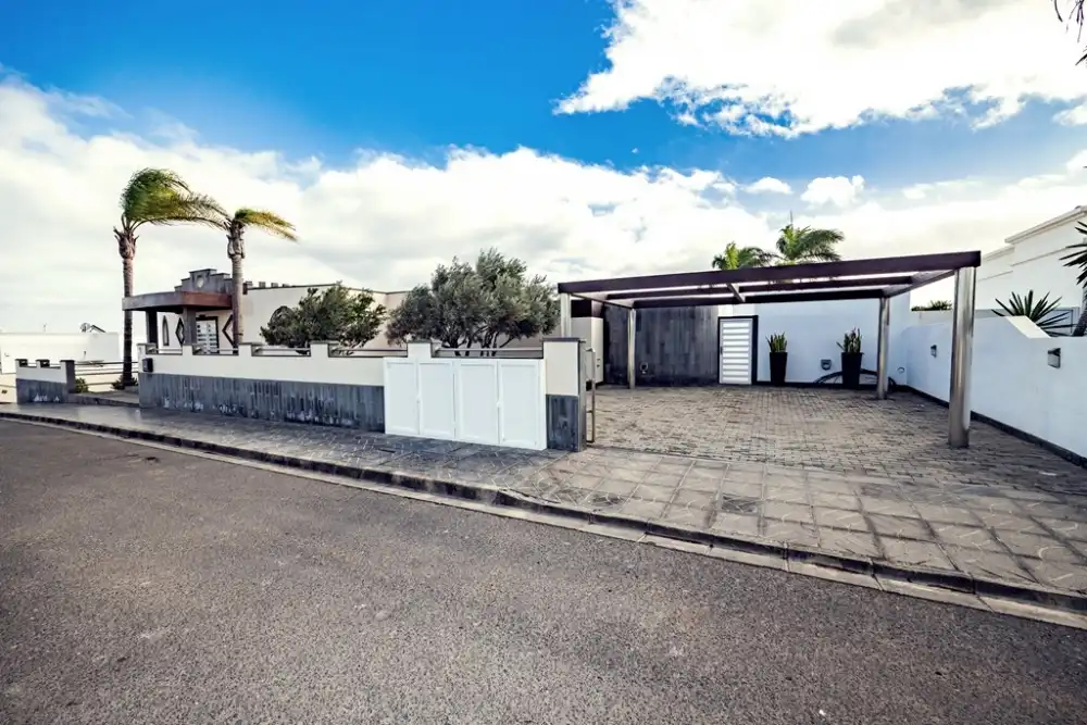 Vista exterior de Casa o xalet en venda en Yaiza amb Terrassa, Balcó i Internet