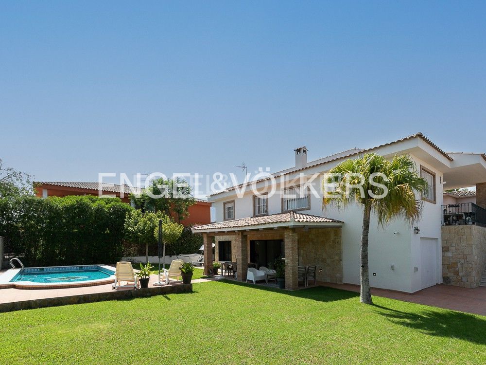 Exterior view of House or chalet to rent in La Pobla de Vallbona  with Air Conditioner, Heating and Private garden