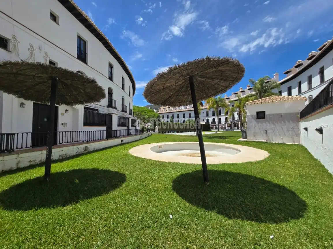 Vista exterior de Piso en venta en Vélez de Benaudalla con Aire acondicionado, Terraza y Piscina comunitaria