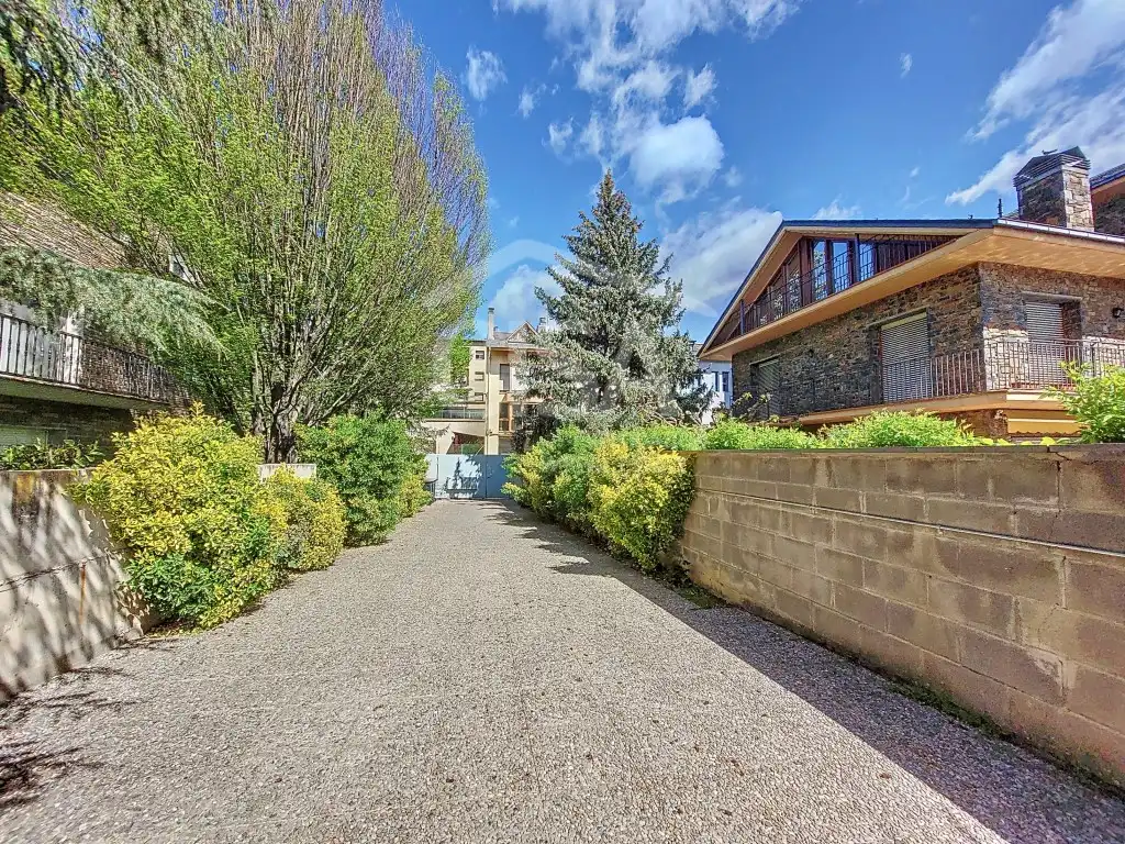 Vista exterior de Casa o xalet en venda en La Seu d'Urgell amb Jardí privat, Terrassa i Traster