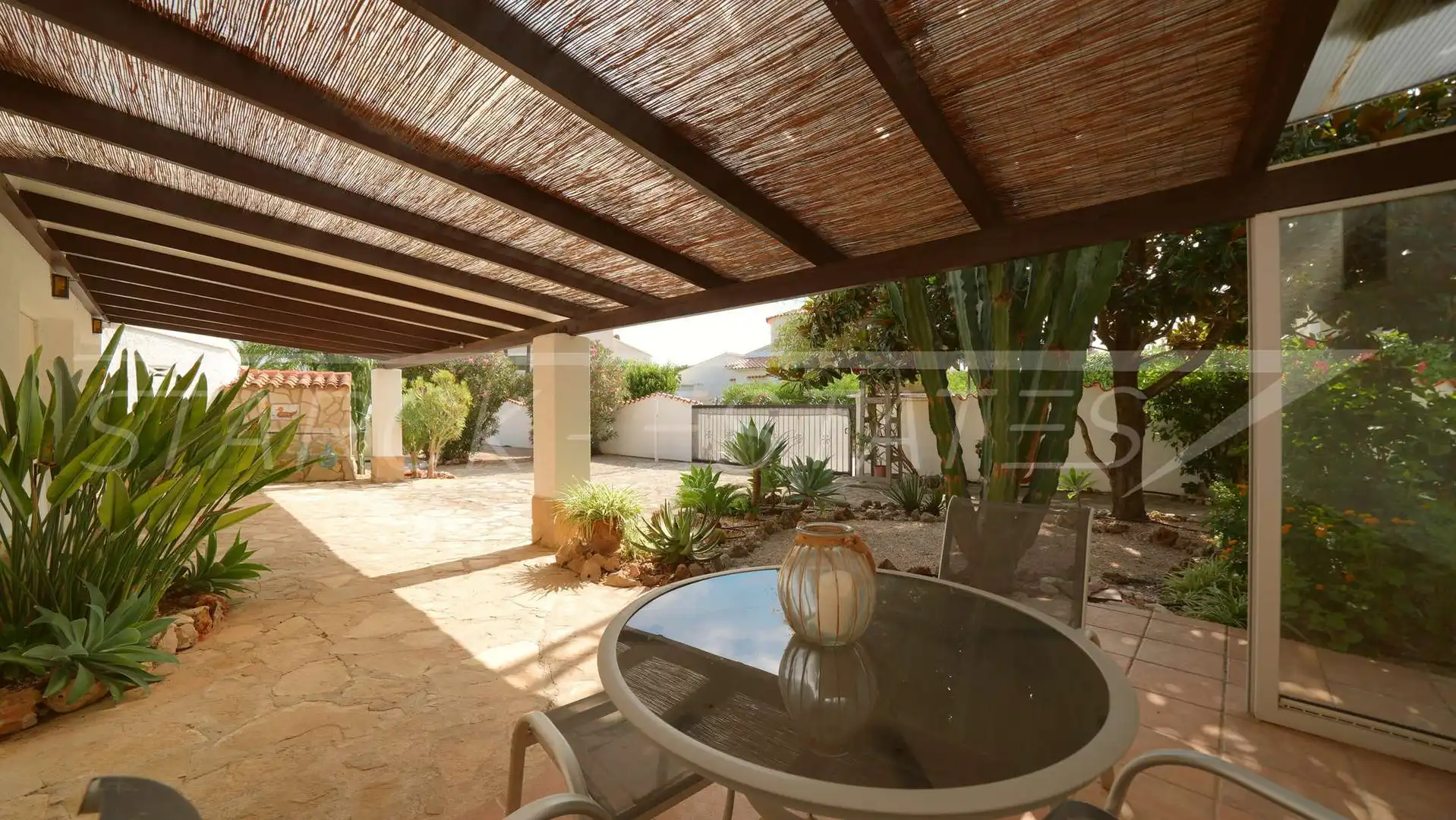 Terrassa de Casa o xalet en venda en Els Poblets amb Aire condicionat, Jardí privat i Piscina
