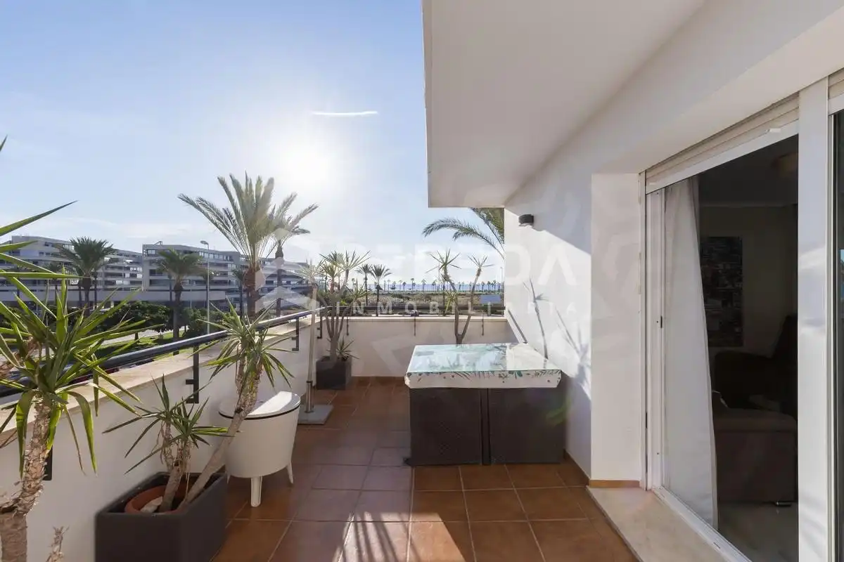 Terraza de Piso en venta en Roquetas de Mar con Aire acondicionado y Piscina comunitaria