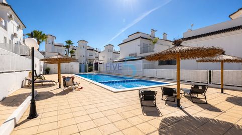 Villa de 2 dormitorios totalmente renovada orientada al sureste, con solario privado y piscina comunal, La Marina! Situada en una, imatge 4