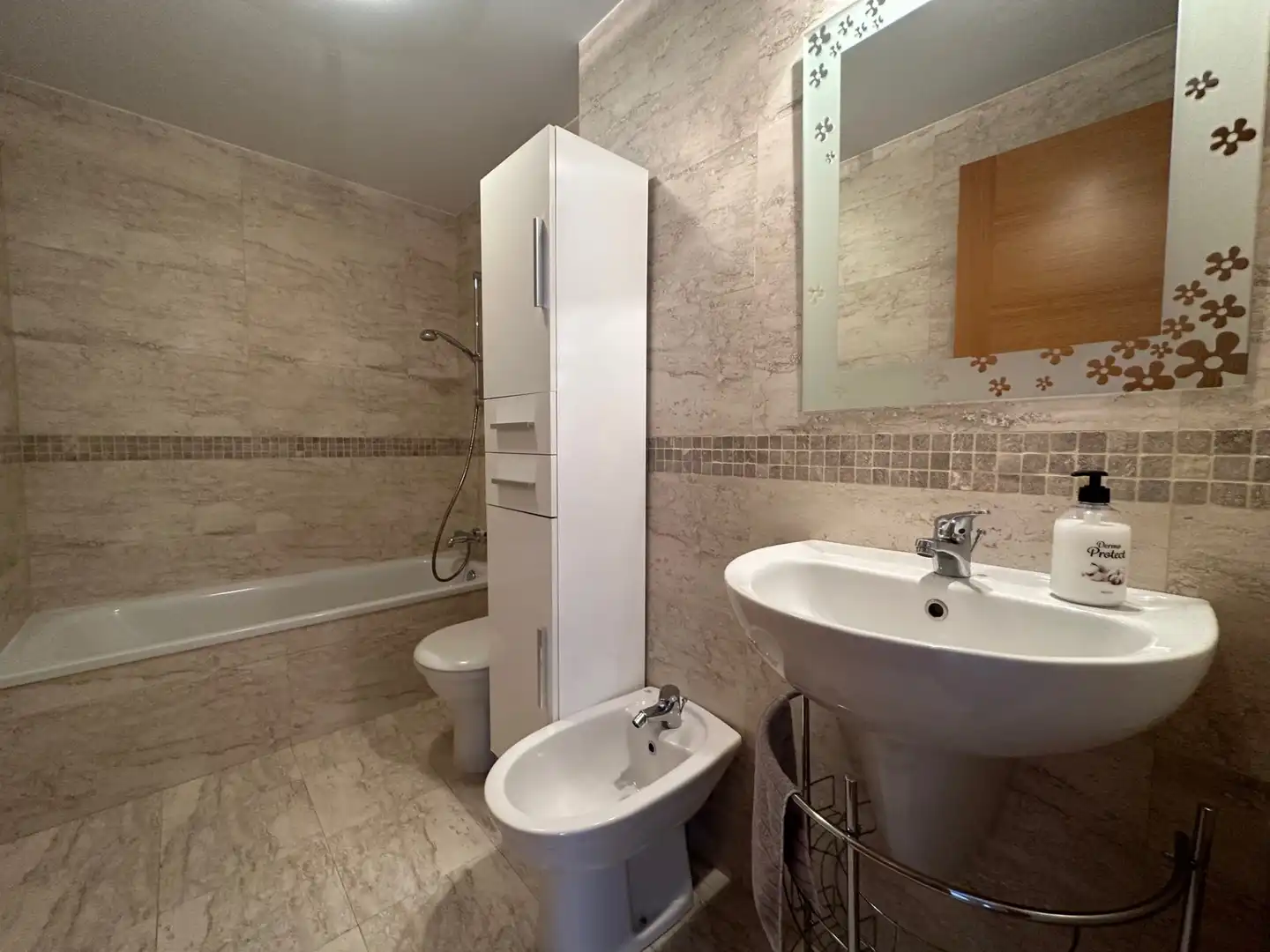 Badezimmer von Wohnungen zur Miete in Santiago de Compostela  mit Heizung, Parkett und Abstellraum