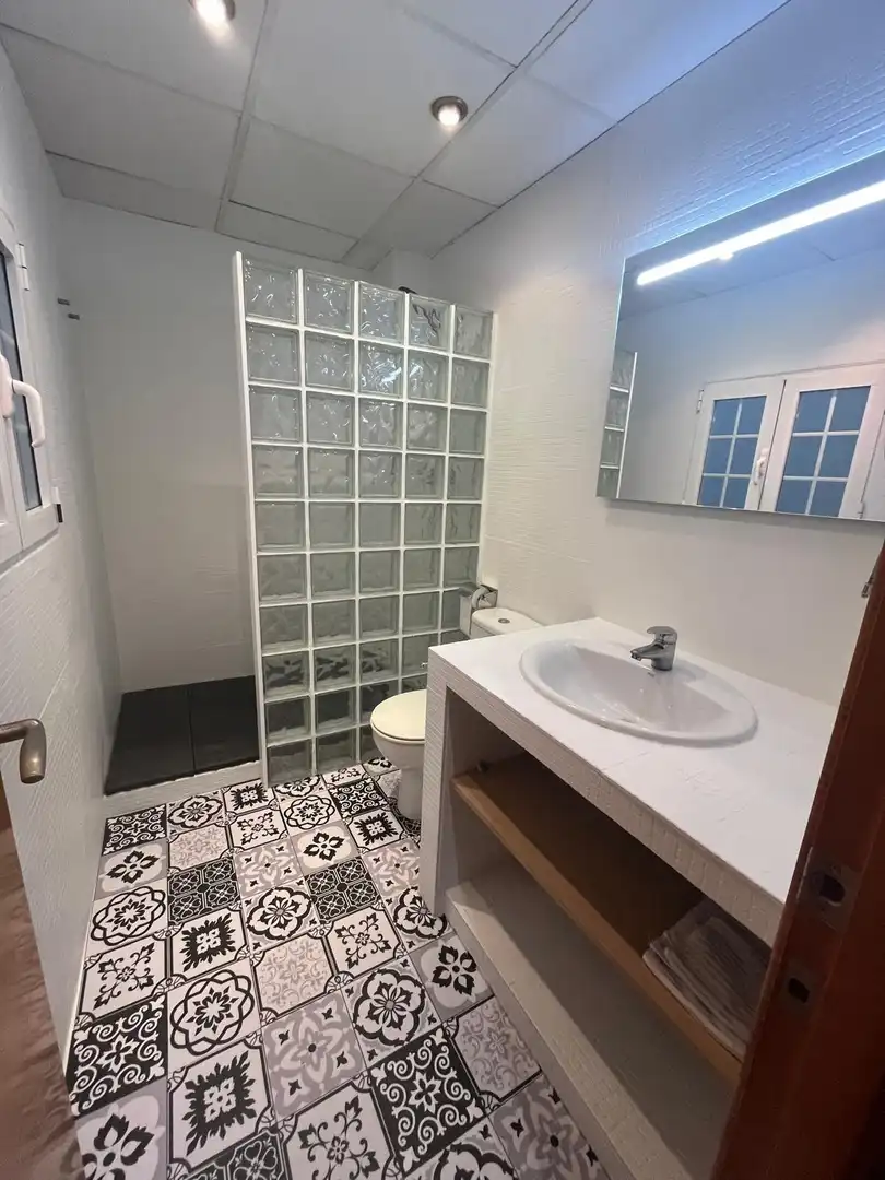 Badezimmer von Wohnung zur Miete in Valencia mit Klimaanlage, Heizung und Parkett