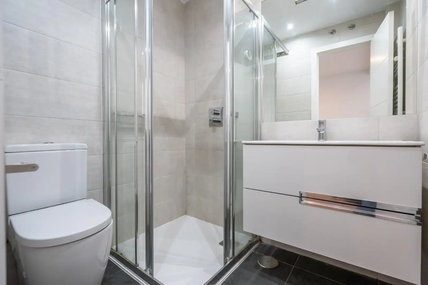 Badezimmer von Wohnung zur Miete in Madrid mit Klimaanlage, Heizung und Terrasse