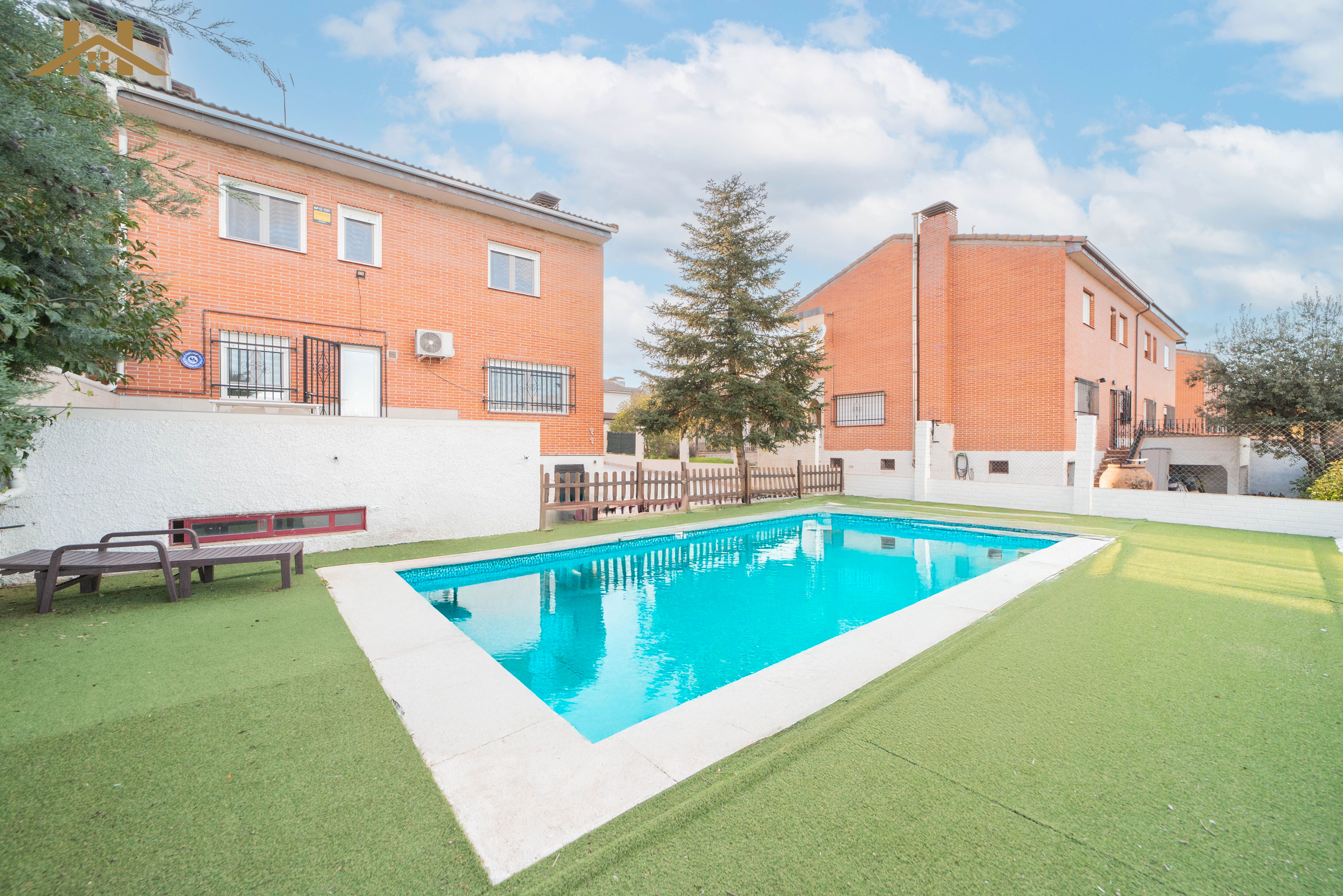 Swimming pool of Single-family semi-detached for sale in Sevilla la Nueva  with Air Conditioner, Heating and Private garden