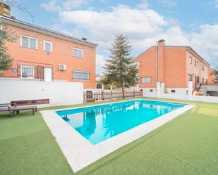 Piscina de Casa adosada en venda en Sevilla la Nueva amb Aire condicionat, Calefacció i Jardí privat