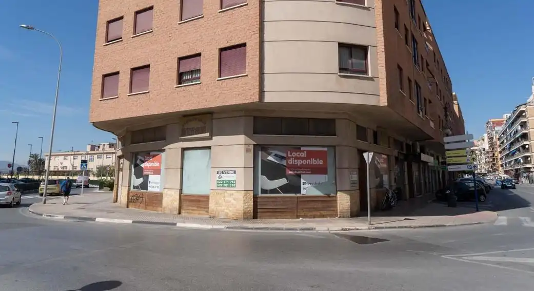 Local comercial de lloguer a Avenida DUQUE DE TAMAMES