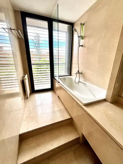 Bathroom of Flat for rent in Madrid  with Heating, Parquet flooring and Terrace