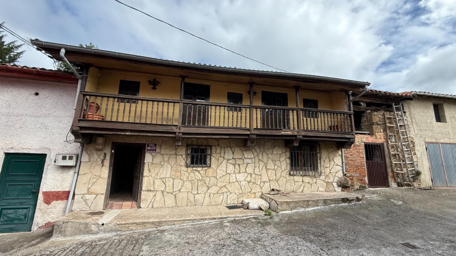 Vista exterior de Casa o xalet en venda en Mieres (Asturias) amb Jardí privat