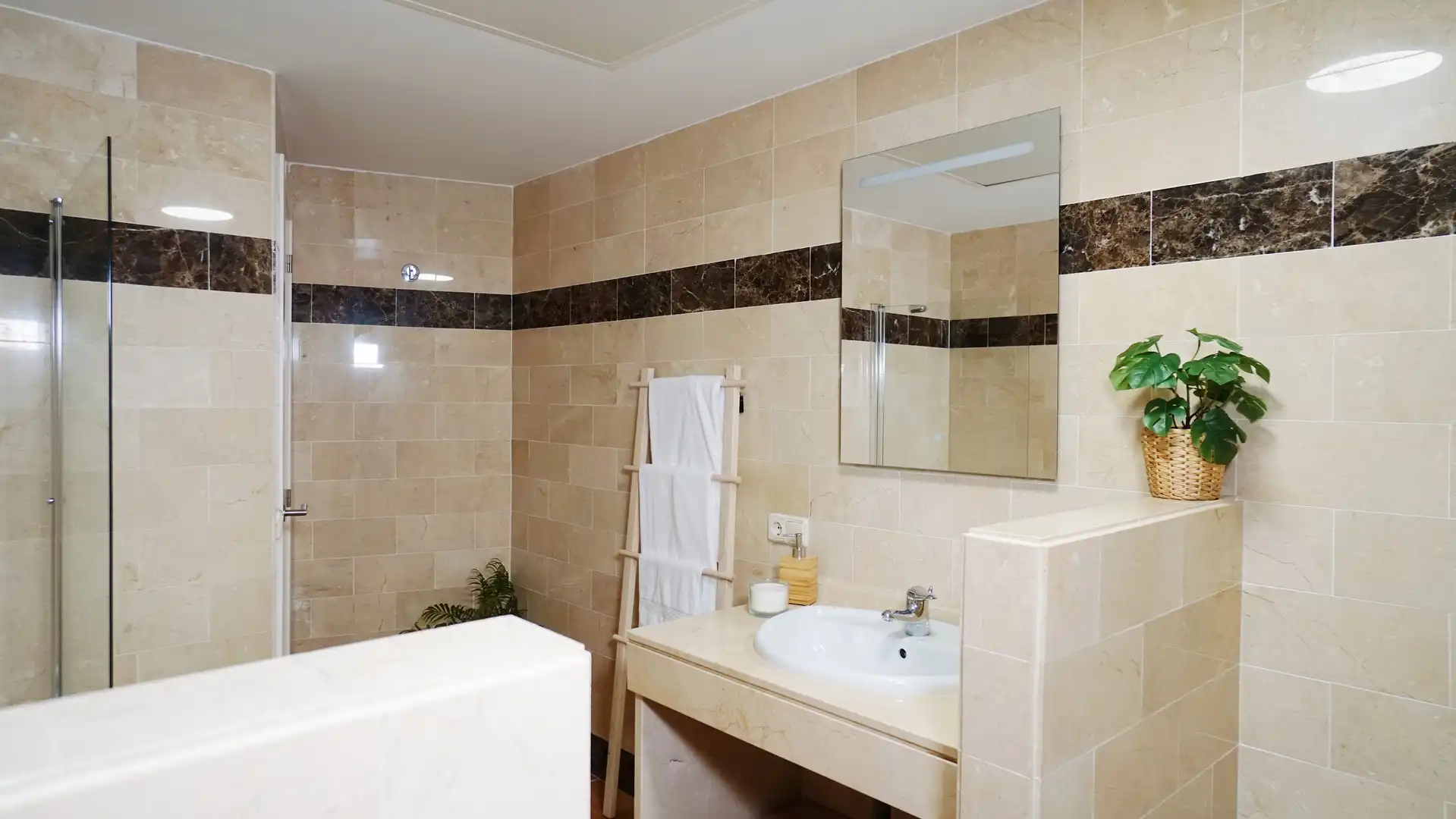 Bany de Apartament de lloguer en Benahavís amb Aire condicionat, Moblat i Forn