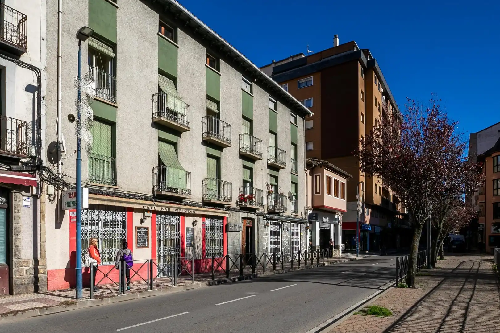Vista exterior de Edifici en venda en Sabiñánigo