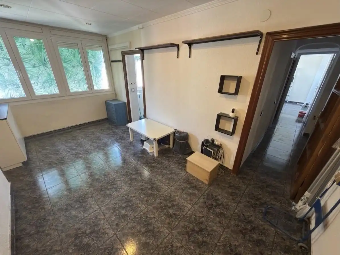 Flat for sale in Cornellà de Llobregat  with Air Conditioner, Oven and Washing machine