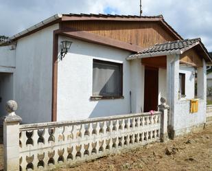 Vista exterior de Casa o xalet en venda en Junta de Traslaloma amb Terrassa