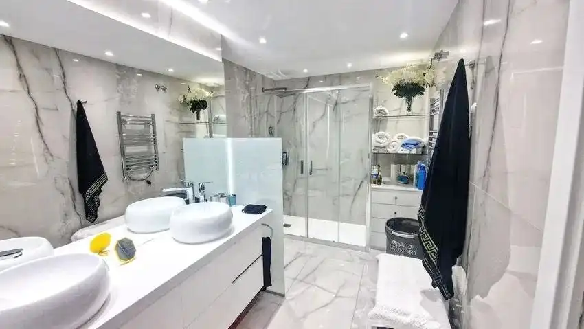 Baño de Piso en venta en Marbella con Aire acondicionado, Calefacción y Jardín privado