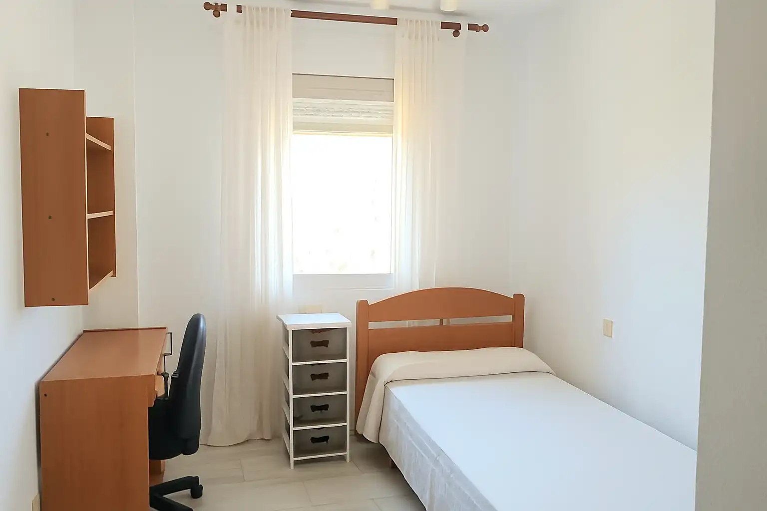 Habitación de Piso de alquiler en Granada con Amueblado, Lavadora y TV