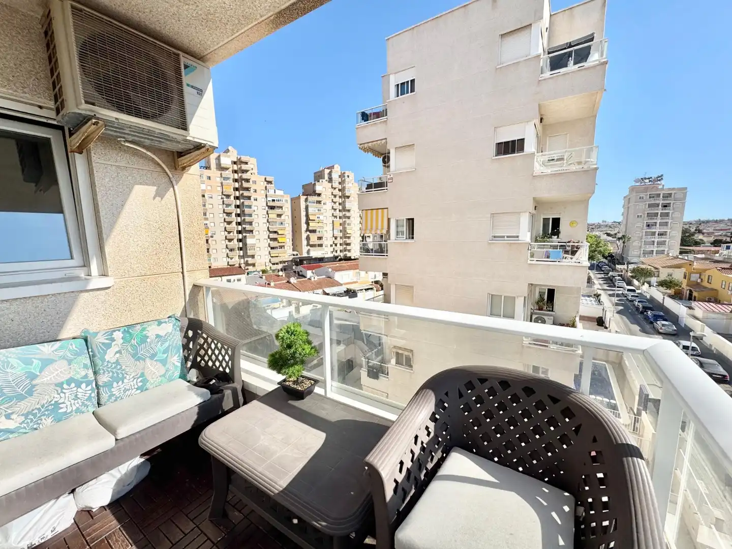 Terrassa de Apartament de lloguer en Torrevieja amb Aire condicionat, Piscina i Moblat