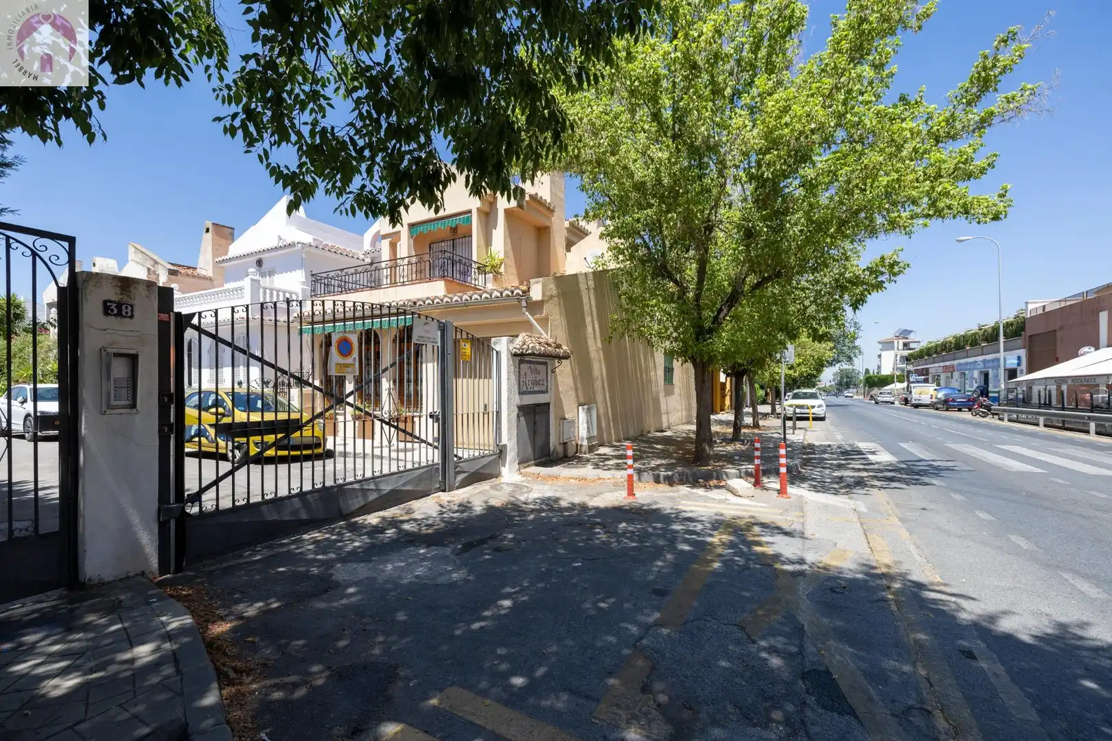 Vista exterior de Casa adosada en venda en Granada amb Calefacció, Jardí privat i Terrassa