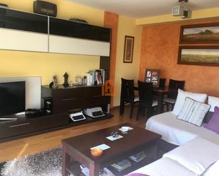 Sala d'estar de Apartament en venda en León Capital  amb Calefacció, Parquet i Traster