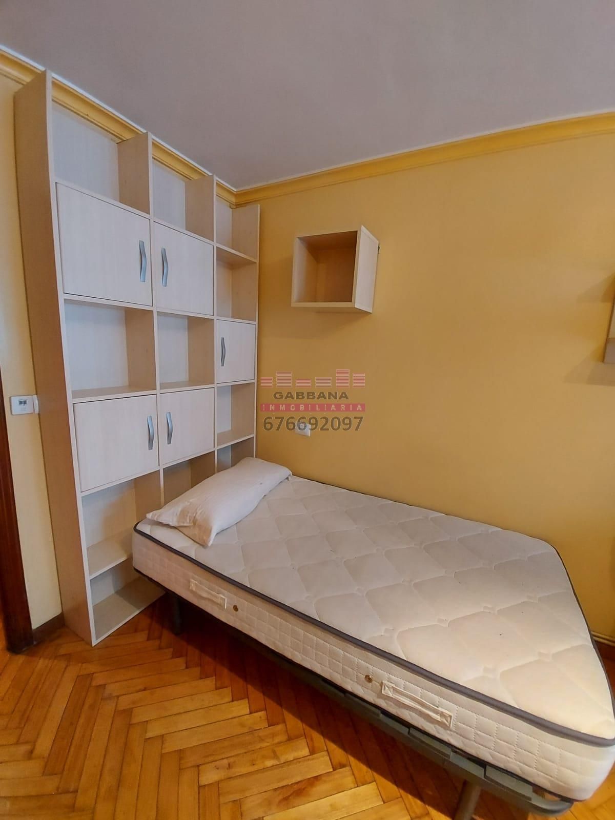 Bedroom of Flat to rent in Vigo   with Heating, Parquet flooring and Furnished