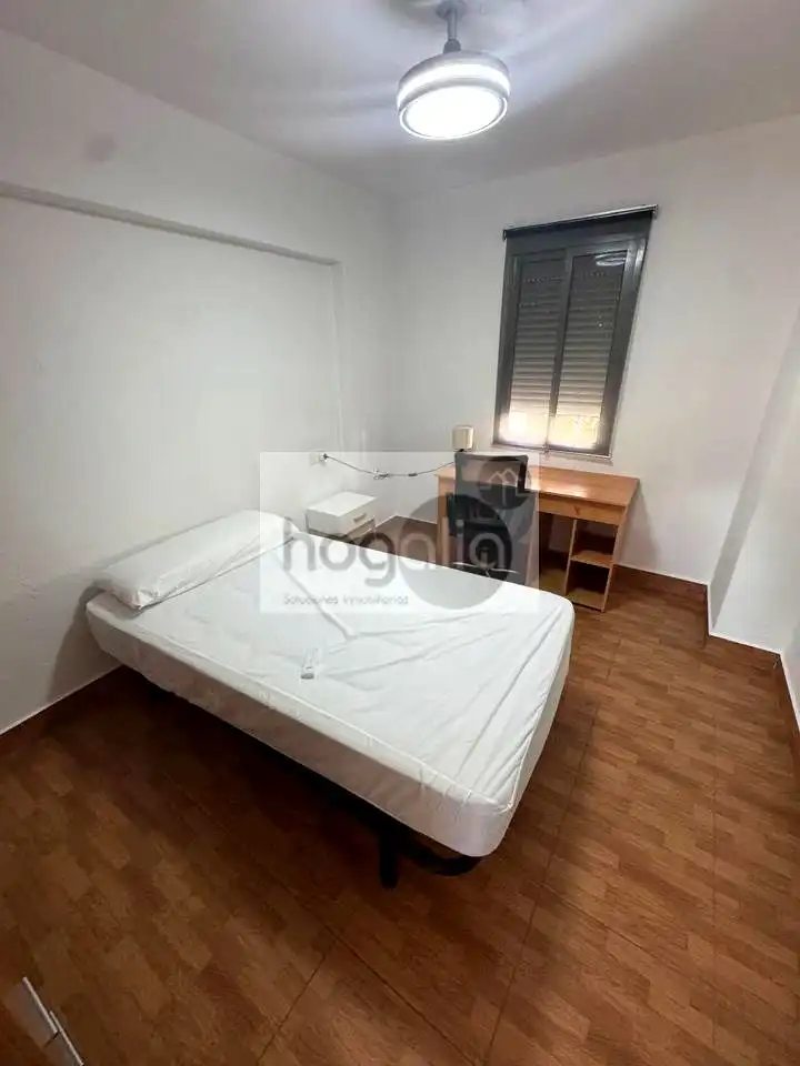 Bedroom of Flat for rent in Sevilla  with Storage room and Furnished