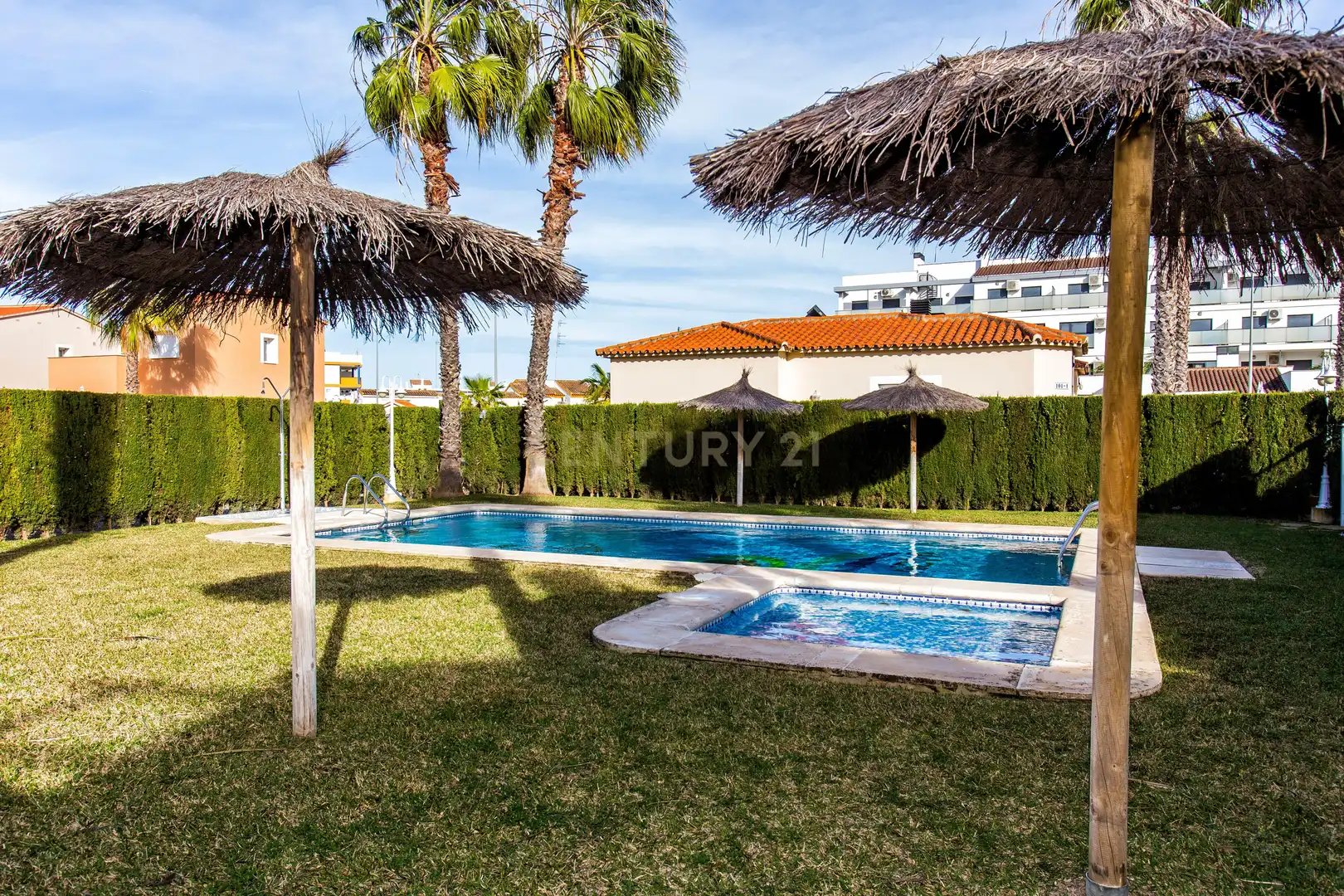 Schwimmbecken von Einfamilien-Reihenhaus zum Verkauf in Oliva mit Klimaanlage, Privatgarten und Ofen