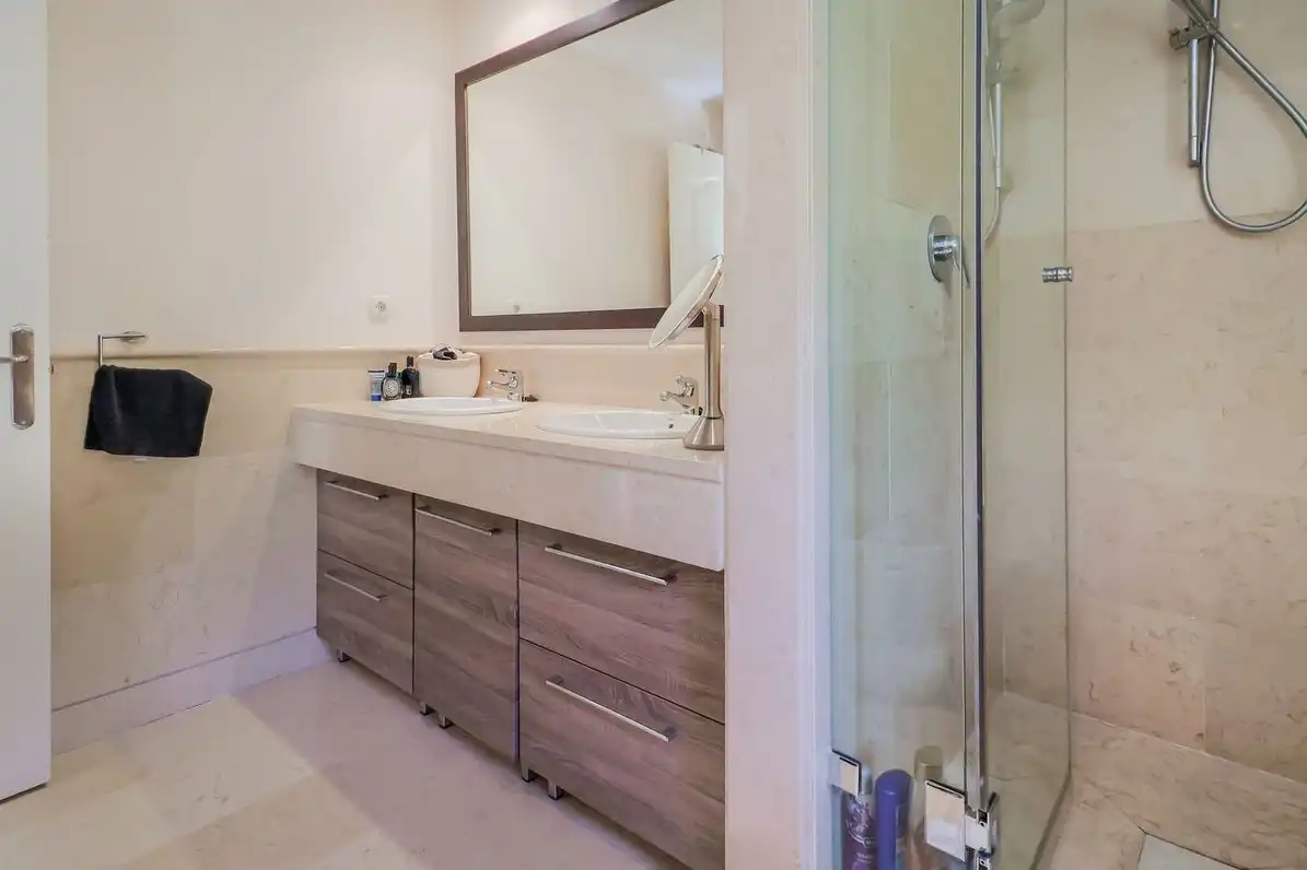 Baño de Apartamento en venta en Benahavís con Aire acondicionado, Calefacción y Jardín privado
